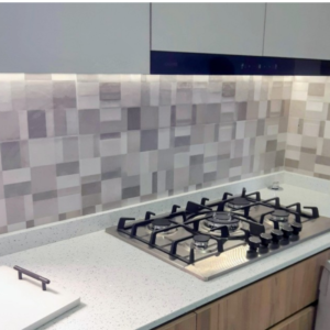 img-cocina-blanca-con-llave-encimera-para-gas-cromada