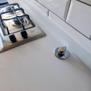 img-cocina-blanca-con-llave-encimera-para-gas-cromada