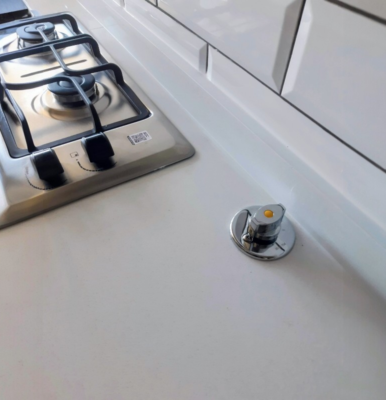 img-cocina-blanca-con-llave-encimera-para-gas-cromada